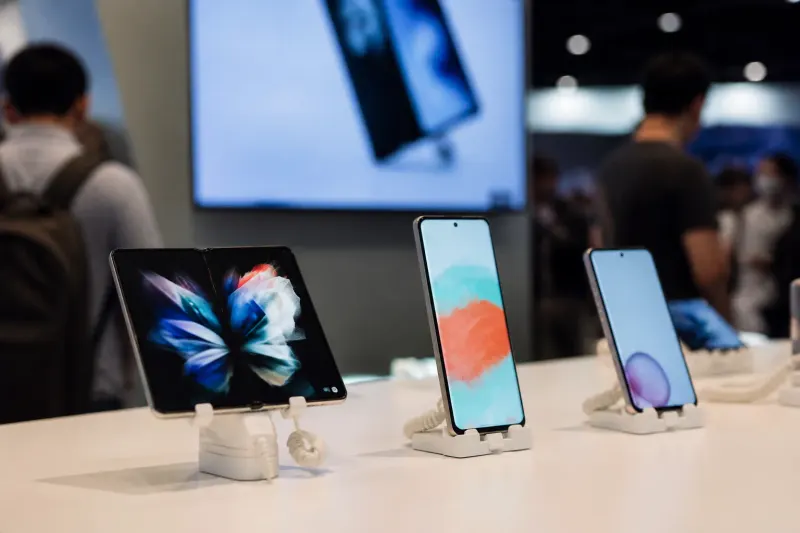 Display of foldable smartphones showcasing design and technology