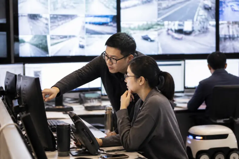 Team monitoring delivery robot performance