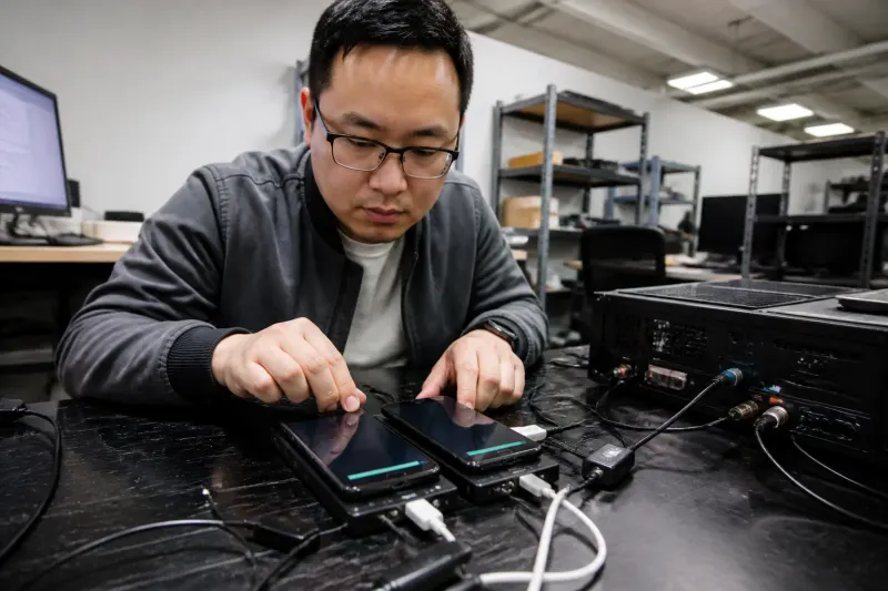 Performance tests being conducted on Galaxy S26 FE and S25 FE using benchmark software.